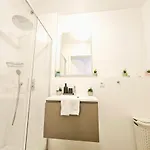 Luxury 1 Bedroom Flat With Parking Appartement *